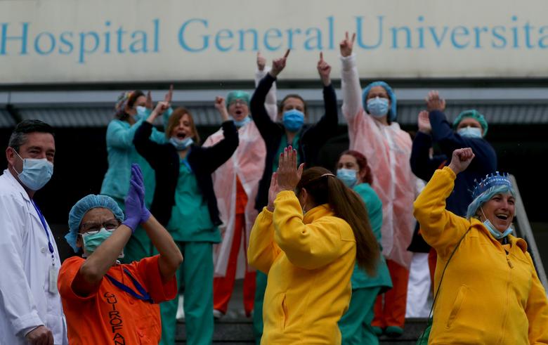 Đội ngũ nhân viên y tế tự cổ vũ tinh thần nhau tại bệnh viện Gregorio Maranon ở Madrid hôm 1/4 vừa qua.