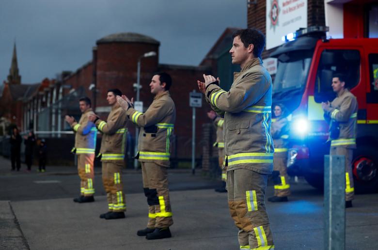 Chiều tối 2/4 tại Belfast, Anh, một nhóm nhân viên cứu hoả dành vài phút để vỗ tay, hát cổ vũ cho những nhân viên y tế trong đội ngũ của NHS đang thực hiện nhiệm vụ tại các bệnh viện.