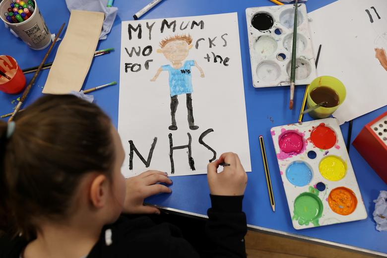 Một em học sinh tiểu hoc vẽ tranh tặng các nhân viên của NHS.