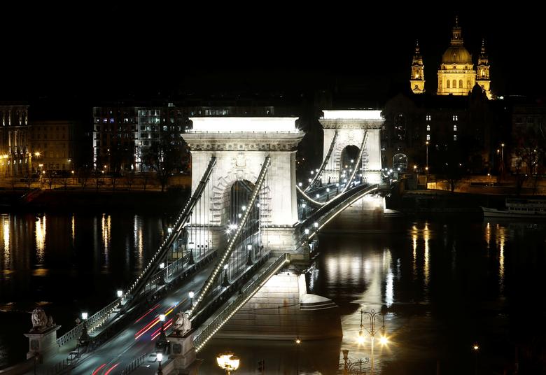 Cầu Chain được thắp sáng màu trắng để thể hiện sự đánh giá cao đối với nhân viên y tế trong đợt dịch coronavirus (COVID-19), trước Giờ Trái đất tại Budapest, Hungary
