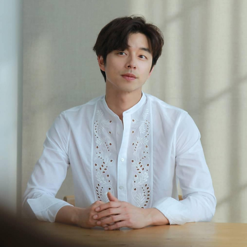 Bước sang tuổi 41 nhưng Gong Yoo vẫn giữa được vẻ ngoài nam tính, phong trần cùng thân hình 6 múi đáng ngưỡng mộ. Nam thần được khán giả biết đến qua các tác phẩm: Yêu tinh, Train to Busan…