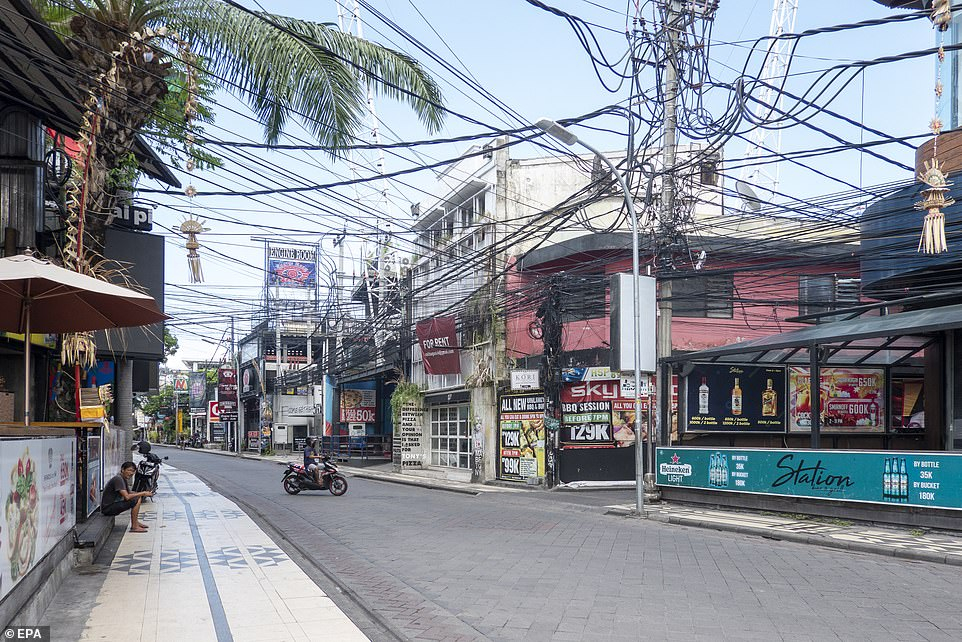 Kuta thường đầy khách du lịch nhưng trở nên gần như trống rỗng kể từ khi dịch bệnh chết người bùng phát.