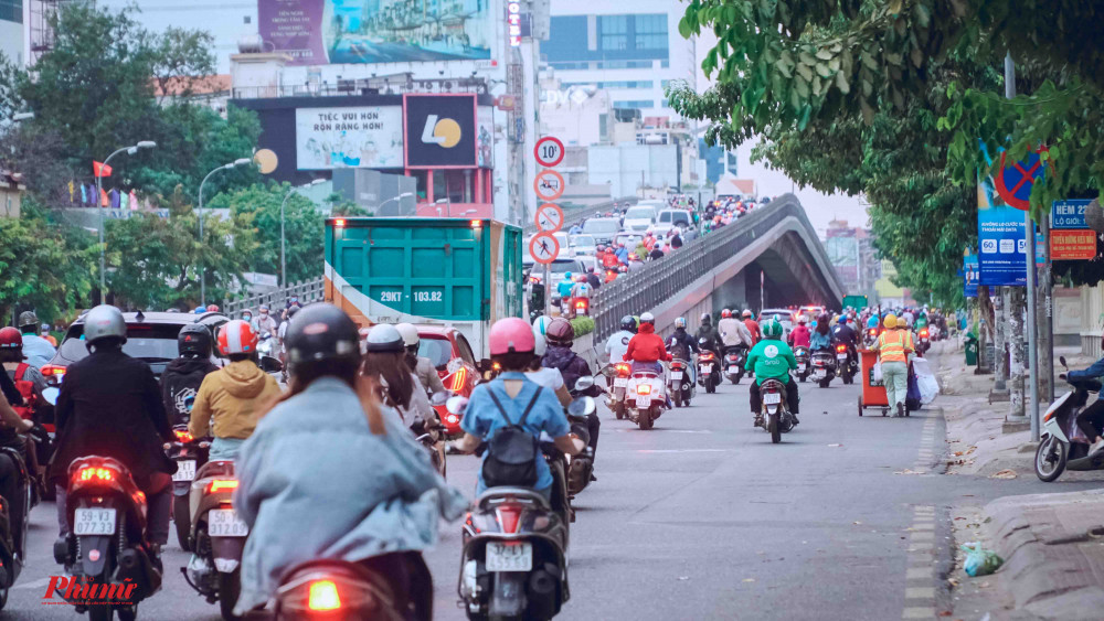 Cầu vượt Cộng Hòa - Hoàng Hoa Thám trong tình trạng đông nghịt người và phương tiện lưu thông