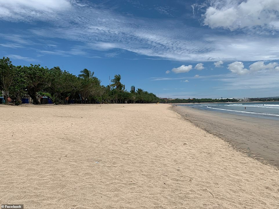 Một bãi biển hoang vắng ở Bali. Hàng ngàn người đã bị mất việc sau khi khách du lịch bị cấm vào Indonesia.