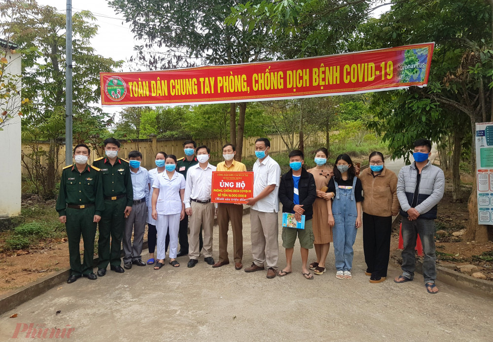 Gần 17 triệu đồng tiền khuyên góp được trao cho Mặt trận tổ quốc huyện Tương Dương