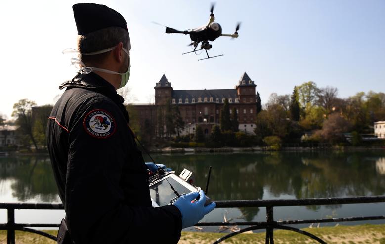 Lực lượng an ninh ở Turin, Ý dùng máy bay không người lái để kiểm tra việc chấp hành lệnh phong toả của người dân địa phương.