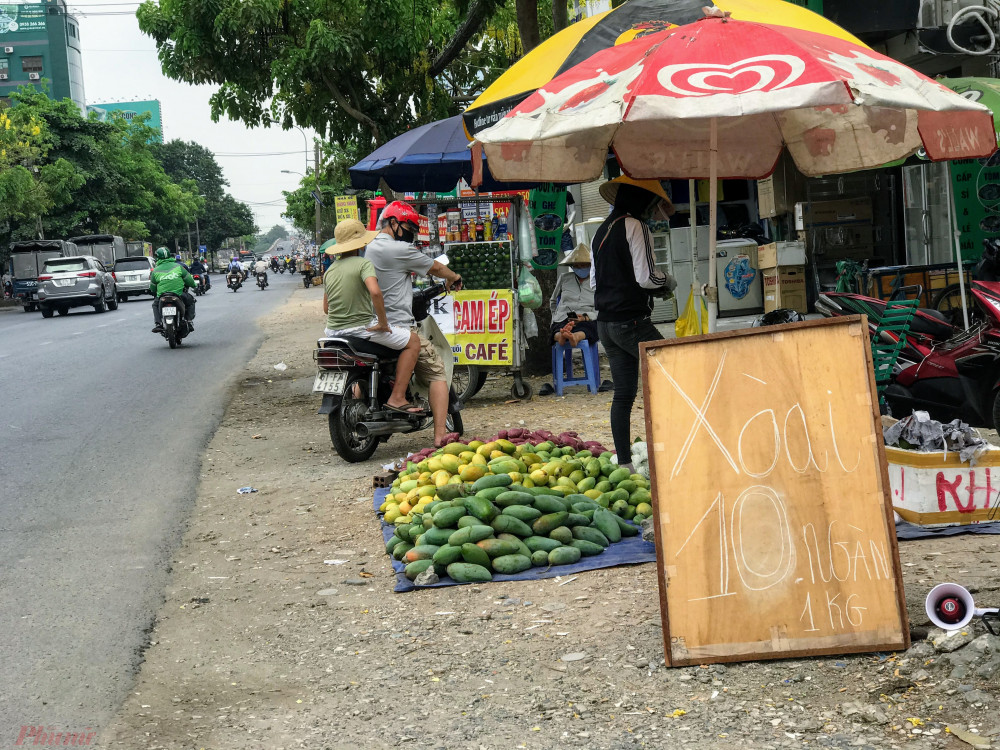 Xoài giá rẻ cũng được rao bán tràn trên đường Đinh Bộ Lĩnh (quận Bình Thạnh, TPHCM).