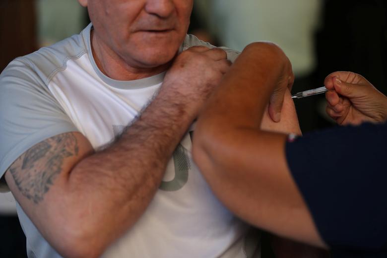 Một tù nhân trong nhà tù tại Santiago, Chile được tiêm vắc-xin phòng chống cúm. Đây được xem là một trong những nỗ lực của Chi-lê trong việc ngăn ngừa dịch bệnh cho tù nhân.