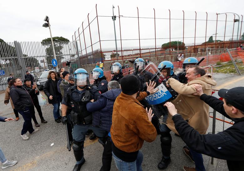 Người thân của các tù nhân đụng độ với cảnh sát bên ngoài nhà tù ở Rome, Ý sau khi nhà tù quyết định huỷ việc viếng thăm do dịch bệnh viêm phổi đang lan rộng.