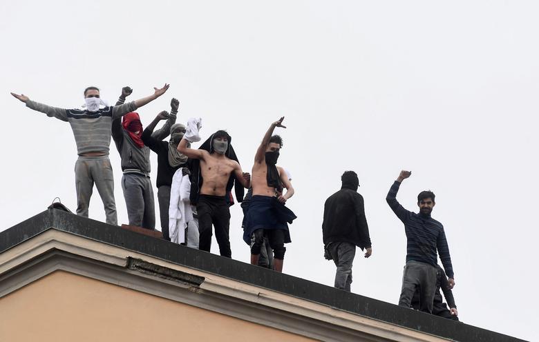Các tù nhân tại nhà tù San Vittore trèo lên mái nhà để biểu tình khi chuyến thăm của thân nhân 