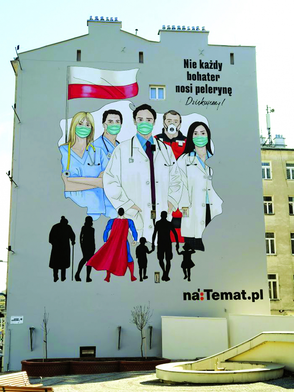 Bên hông tòa nhà ở Warsaw,  Ba Lan, một nghệ sĩ ẩn danh đã tạo nên bức họa khổng lồ về các nhân viên y tế với chú thích: “Không phải siêu anh hùng nào cũng mặc áo choàng”