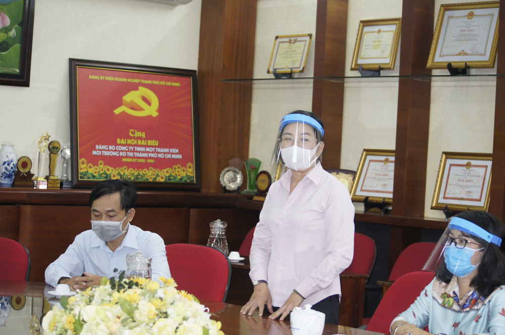 Bà Đỗ Thị Chánh, Phó Chủ tịch Hội LHPN TPHCM gửi lời động viên và chia sẻ những khó khăn của công nhân 