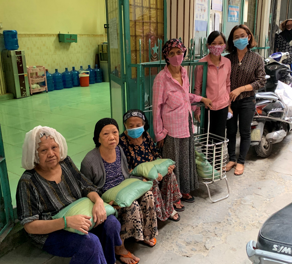 Thay  mặt Báo Phụ nữ TPHCM, Hội LHPN quận Phú Nhuận đến thăm và tặng 100 kg gạo cho hội viên và phụ nữ dân tộc Chăm khó khăn. m