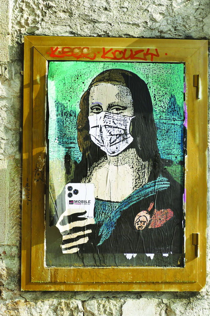 Poster nghệ thuật đường phố của nghệ sĩ người Ý Salvatore Benintende (TVBOY) mô tả nàng Mona Lisa đeo khẩu trang chụp ảnh ở Barcelona, Tây Ban Nha