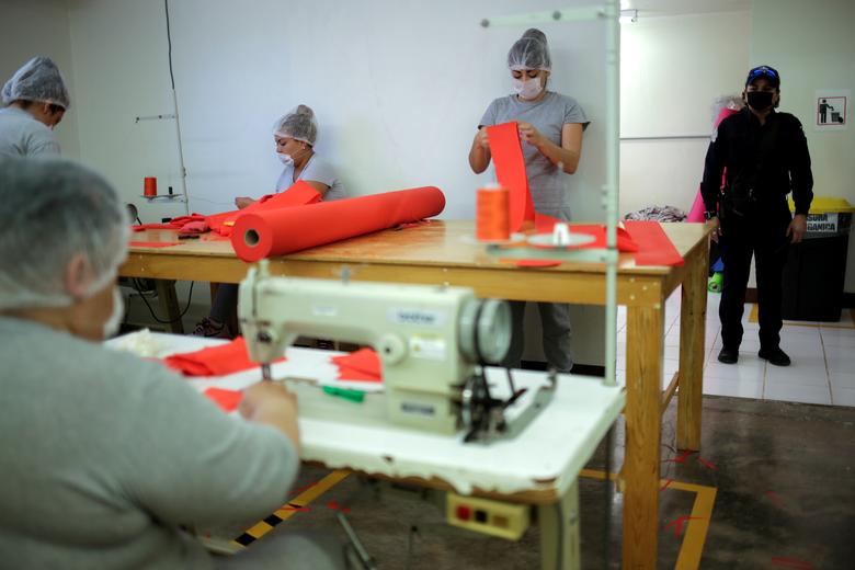 Các tù nhân nữ ở nhà tù Aquiles Serdan, ngoại ô Chihuahua, Mexico dành thời gian lao động công ích để may khẩu trang nhằm góp phần phòng, chống dịch bệnh trong nhà tù.