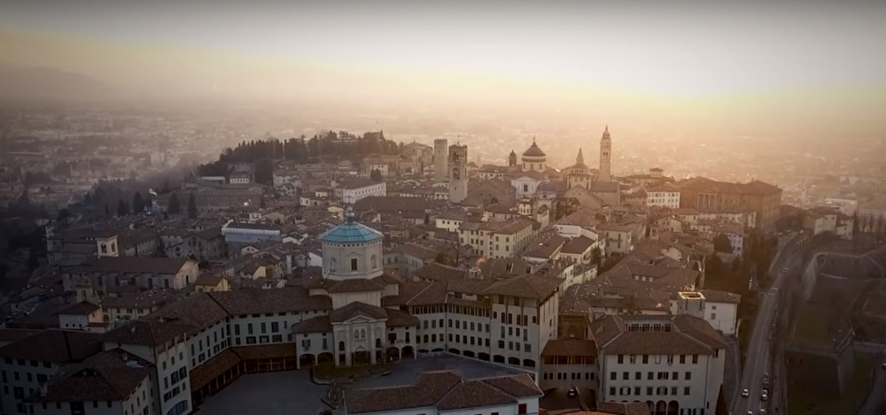 3.	Quê hương Bergamo xinh đẹp trong MV “Rinascerò, rinascerai” - Ảnh chụp màn hình