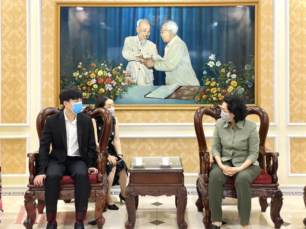 bà Tô Thị Bích Châu – Chủ tịch Ủy ban MTTQ Việt Nam trân trọng những tấm lòng và những đóng góp của các đơn vị, cá nhân. 