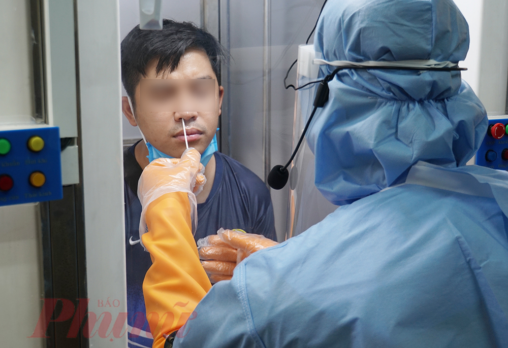 Theo nhân viên y tế, ban đầu khi chưa quen, việc lấy mẫu xét nghiệm, nhất là phết mũi có chút khó khăn. Tuy nhiên, các nhân viên thấy yên tâm hơn bởi nguy cơ lây nhiễm chéo giữa các trường hợp và bác sĩ gần như bằng 0.