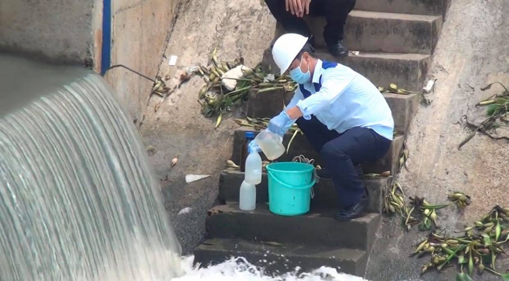 Nhân viên Chi cục Bảo vệ môi trường lấy mẫu nước
