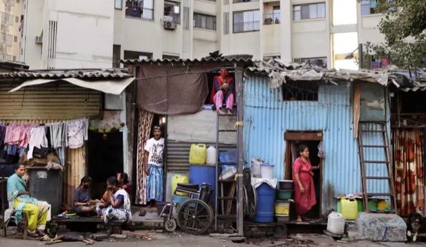 Người dân ở một khu ổ chuột tại Ấn Độ. Ảnh: AP