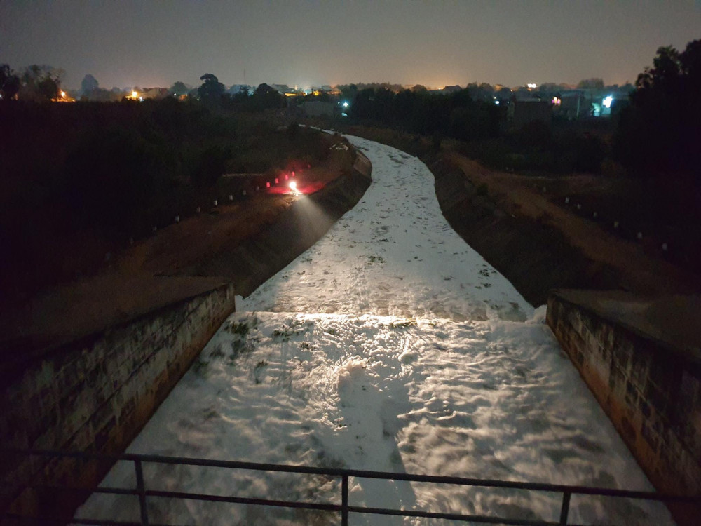 Bọt trắng xoá hơn 1km trên con kênh