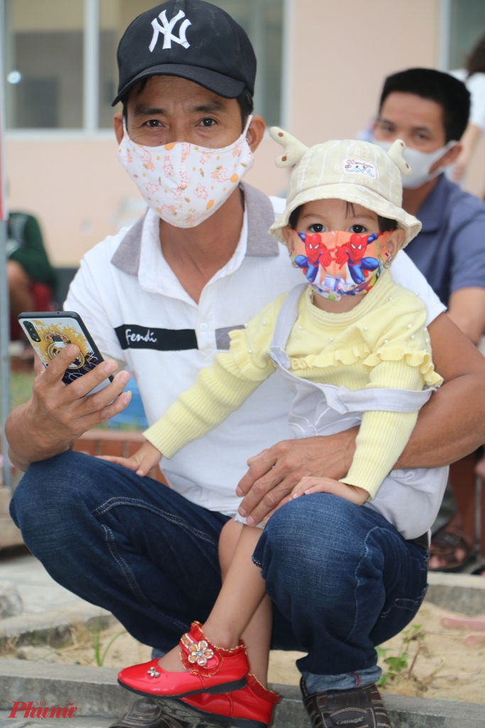 Bao năm xa quê tha phương làm ăn, một phần do dịch COVID-19 lan nhanh ở Lào các cháu nhỏ giờ đành theo bố mẹ, ông bà trở về cố hương tạm lánh dịch COVID-19