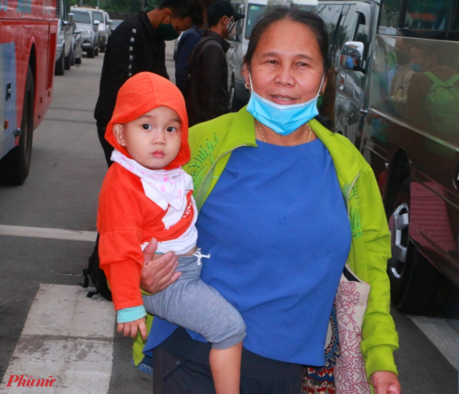Công dân từ Lào hết thời hạn cách ly Y tế rời khỏi Khu Ký túc xá Ngân hàng Công thương trong chiều 9/4 có gần 100 cháu nhỏ về quê cùng bố mẹ sau thời gian cách ly tập trung tại đây