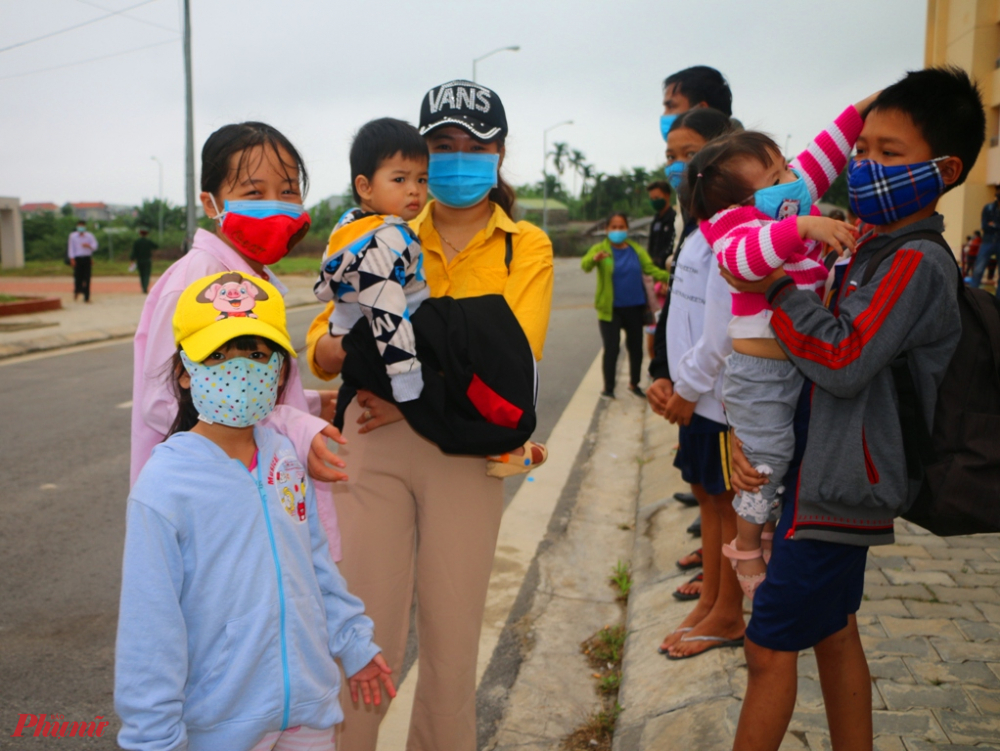 Có rất nhiều cháu nhỏ là con của những cặp vợ chồng trẻ quê ở xã Lộc Bổn ( Huyện Phú Lộc) cùng theo bố mẹ đang làm ăn tại Lào