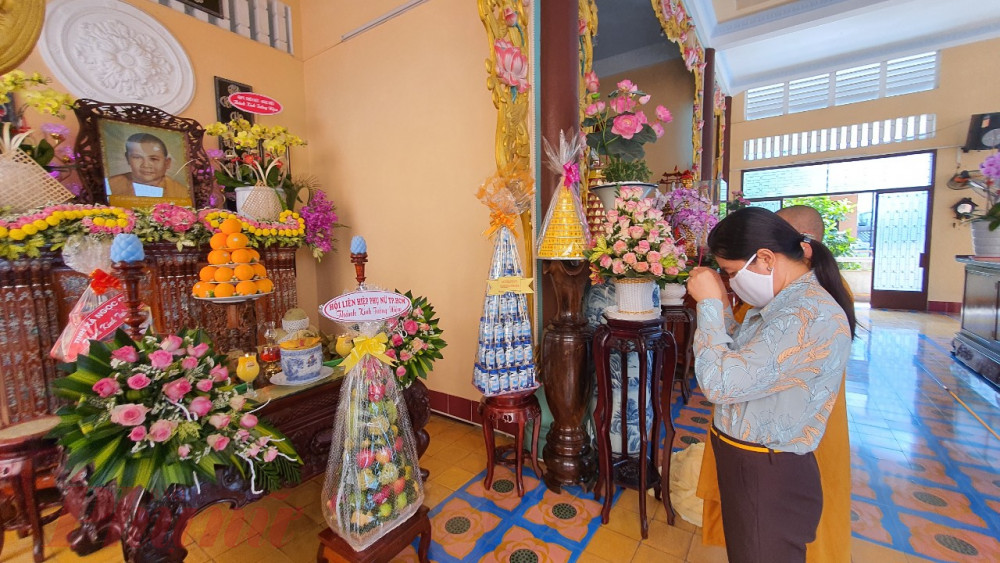 Bà Nguyễn Trần Phượng Trân thắp hương  tưởng nhớ cố Cố Ni trưởng Thích nữ Quỳnh Liên tại Tịnh xá Ngọc Phương, quận Gò Vấp. 