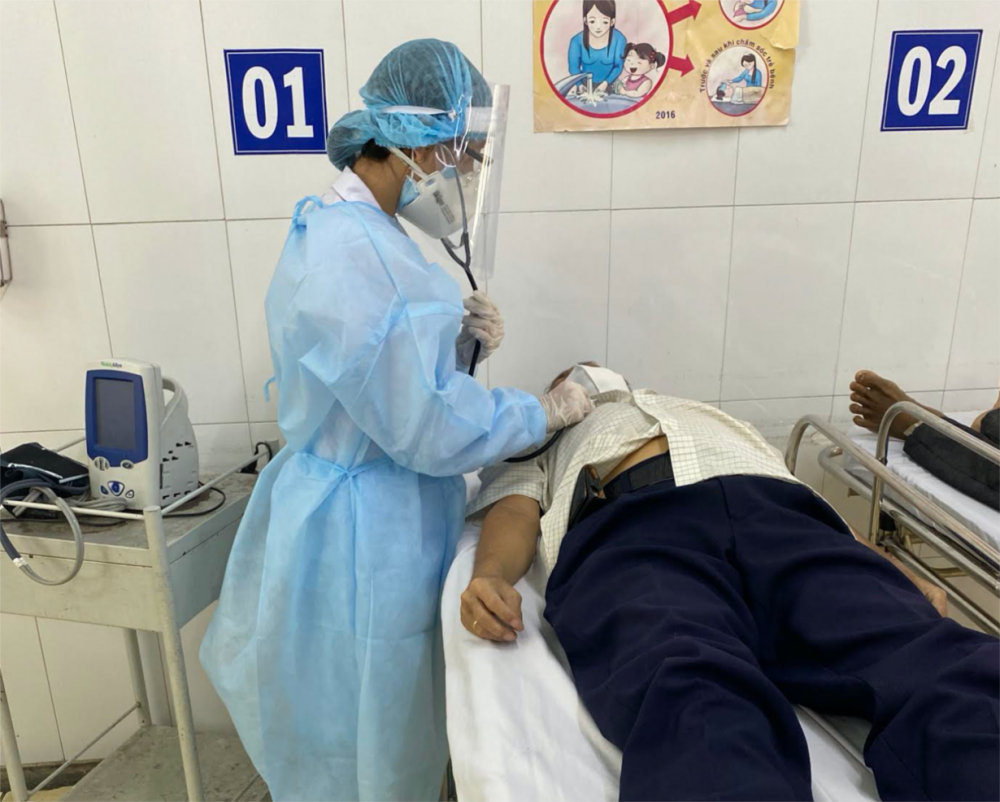 Phòng Cấp cứu sàng lọc của BV Trưng Vương luôn có 1 bác sĩ và 1 điều dưỡng mặc đồ phòng hộ cá nhân khi tiếp nhận cấp cứu bệnh nhân mới