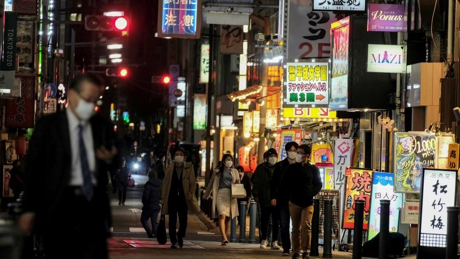 Quận Shinjuku tại Tokyo vắng lặng hơn bình thường và người dân chấp hành yêu cầu đeo khẩu trang tốt hơn kể từ khi thành phố đi vào tình trạng khẩn cấp.
