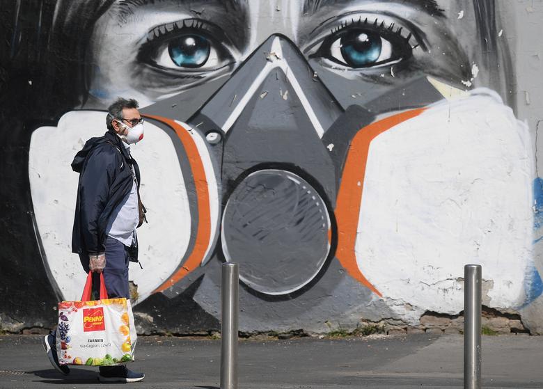 Một bức tranh tường khắc hoạ đôi mắt đầy căng thẳng, mệt mỏi gây ấn tượng mạnh trên đường phố Milan, Ý. Dịch bệnh bùng phát, Milan từ một đô thị nhộn nhịp trở nên đìu hiu, vắng vẻ. Gam màu xám càng khắc hoạ rõ nét cảm giác 