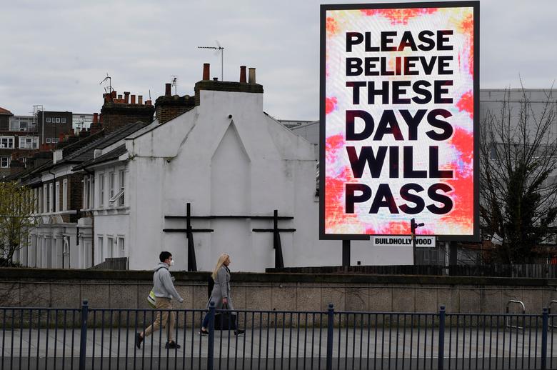 Tại London, một tấm biển bằng đèn led được dựng nên với dòng chữ mang nghĩa động viên người dân giữa đại dịch: 