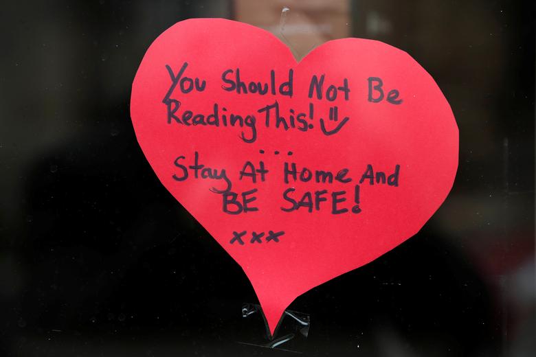 Tại một cửa hàng ở Cambridge, Anh, người chủ đã dán một thông điệp vô cùng dễ thương, mong mọi người luôn ở nhà để bảo vệ sức khoẻ: 