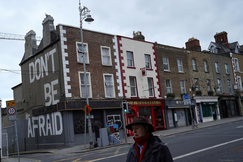 Một cửa hàng tại Dublin, Ireland, đã dùng một mảng tường để viết nên dòng chữ Đừng quá sợ hãi khi dịch bệnh bùng phát ngày càng mạnh.