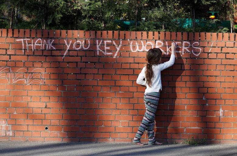 Một cô bé ở High Wycombe, Anh dùng phấn viết nên dòng chữ cảm ơn những người ở tuyến đầu chống dịch.