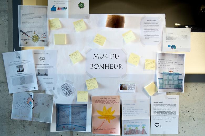 Những bức thư lan toà thông điệp hạnh phúc trên một bảng tin trước phòng chăm sóc đặc biệt ở bệnh viện tại vùng Payerne, Thụy Sĩ.