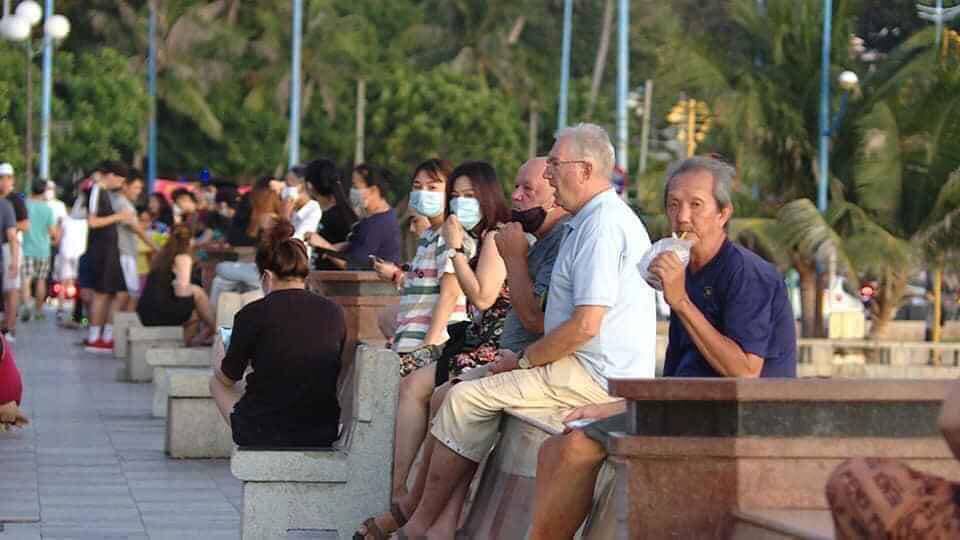 Người dân, khách du lịch tập trung hóng mát tại khu vực biển Vũng Tàu, chiều ngày 7/4.