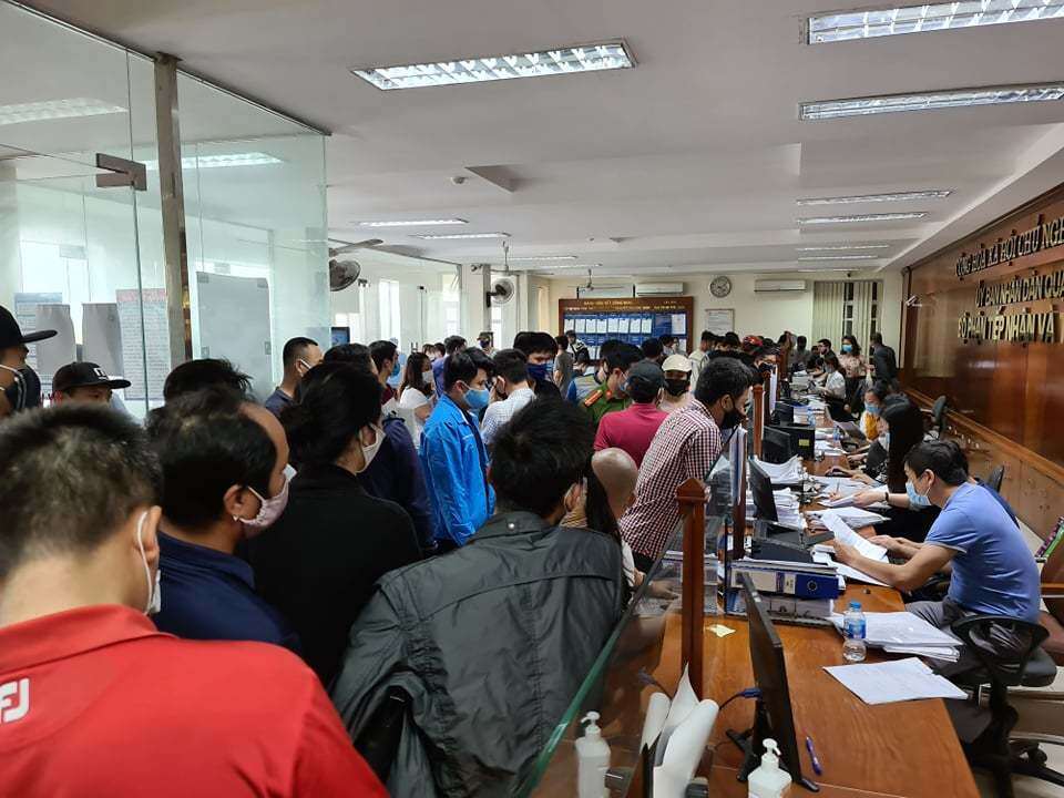Hàng trăm doanh nghiệp chen lấn để làm giấy xác nhận phương tiện ra vào thành phố tại văn phòng một cửa quận Hải An - Ảnh:TN