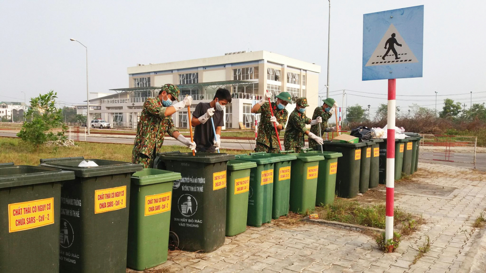 Lực lượng quân đội thu gom rác ở khu cách ly ký túc xá Trường Đào tạo và Phát triển nguồn nhân lực Ngân hàng Công thương Việt Nam ở xã Phú Thượng, H.Phú Vang, tỉnh Thừa Thiên - Huế