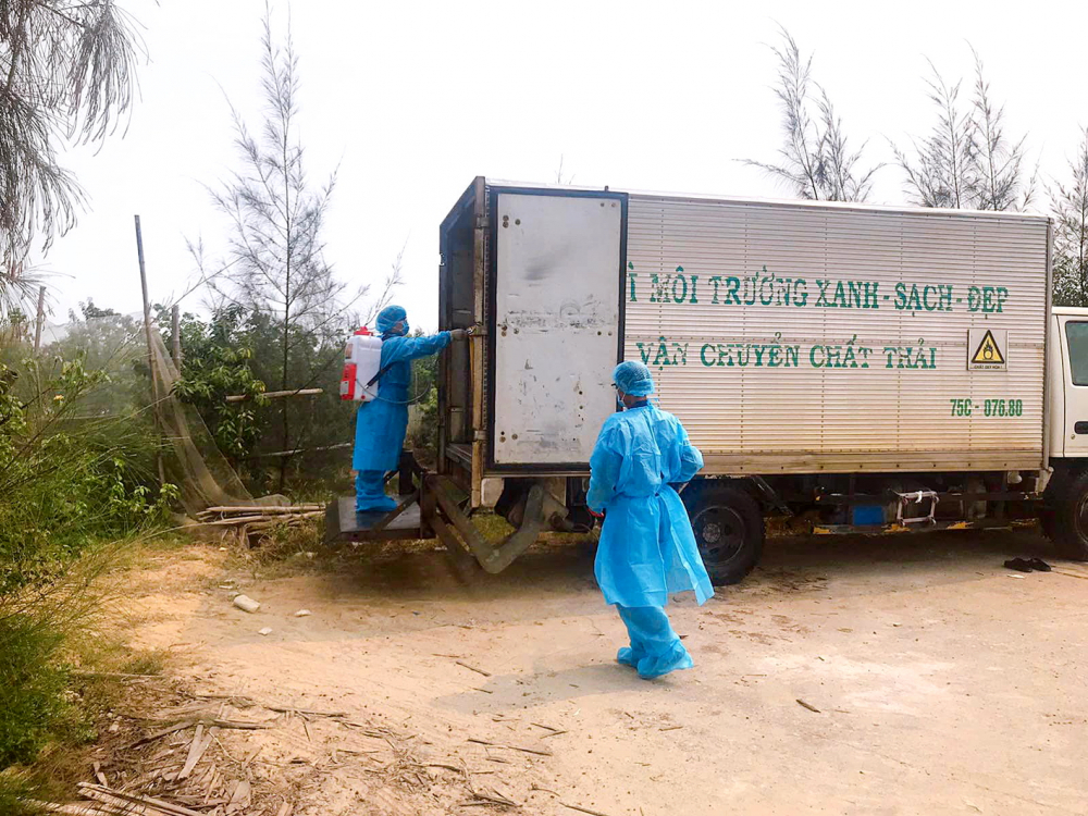 Công nhân môi trường khử khuẩn rác trước lúc đưa về khu xử lý rác thải Thủy Phương, thị xã Hương Thủy, tỉnh Thừa Thiên - Huế