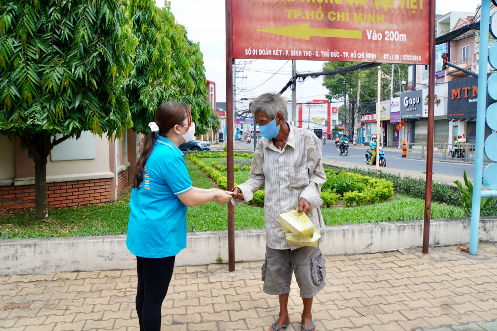 Các chị tặng thêm hộp cơm và ít tiền để cụ trang trải trong vài ngày tới. 