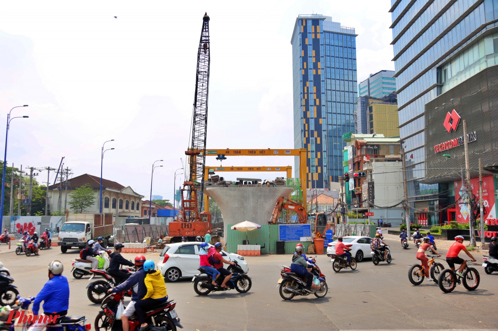 Đoạn cầu Thủ Thiêm 2, hướng từ Tôn Đức Thắng giao với đường Nguyễn Hữu Cảnh vẫn có nhiều phương tiện ô tô, xe máy lưu thông