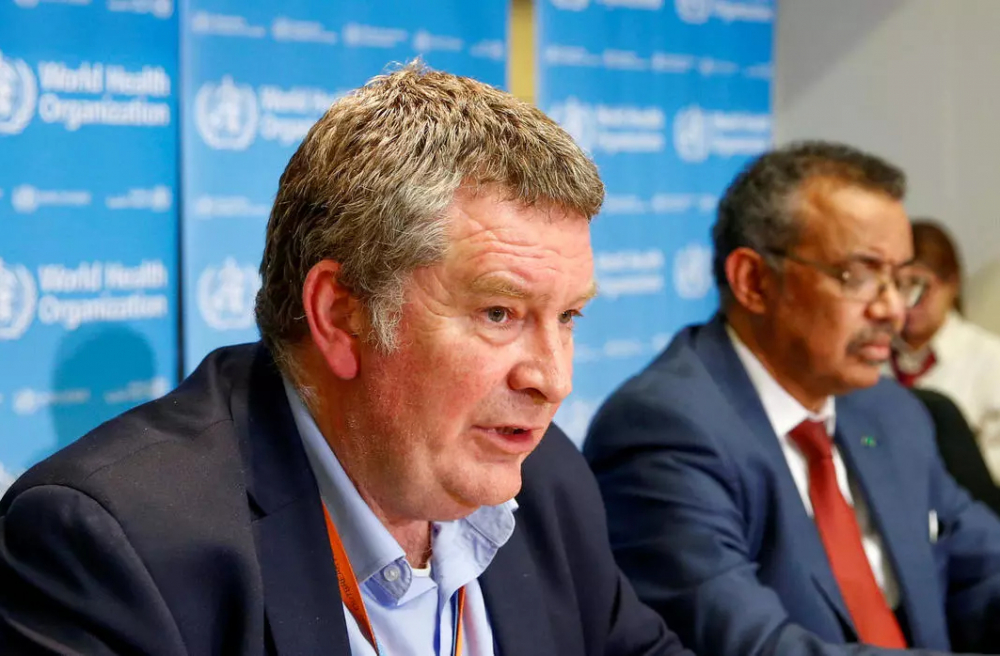 Giám đốc điều hành Chương trình khẩn cấp của WHO Mike Ryan phát biểu tại một cuộc họp báo về COVID-19 ở Geneva, Thụy Sĩ. Ngồi bên cạnh ông là TGĐ Tedros Adhanom Ghebreyesus - Ảnh: Reuters