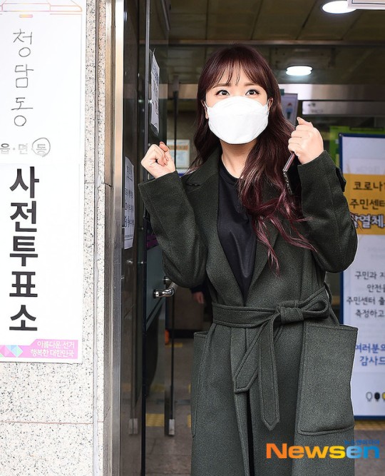 Nữ hoàng nhạc Trot - Hong Jin Young ăn mặc kín đáo tham gia bỏ phiếu tại trung tâm ở Cheongdam-dong, Gangnam-gu, Seoul.