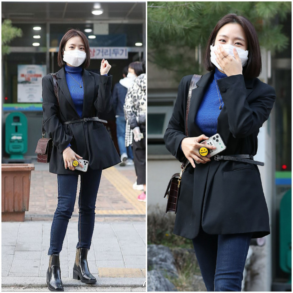 Ye-won diện áo thun cổ lọ cùng quần jean ôm sát khoe vóc dáng quyến rũ tham gia bầu cử Quốc hội Hàn Quốc. Nữ ca sĩ không quên cổ vũ, khuyến khích người hâm mộ bỏ phiếu.
