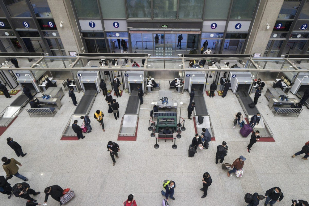Hành khách bắt đầu mua vé tàu hỏa ở ga Vũ Xương thành phố Vũ Hán - Ảnh: Xinhua