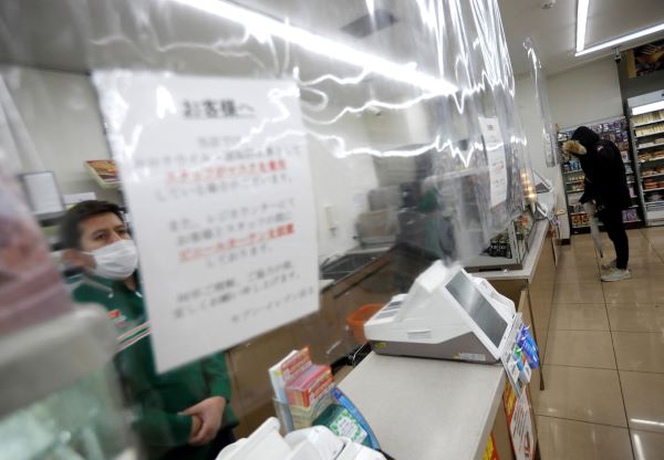 Các cửa hàng tiện lợi Nhật sử dụng tấm rèm nhựa trong mùa dịch COVID-19