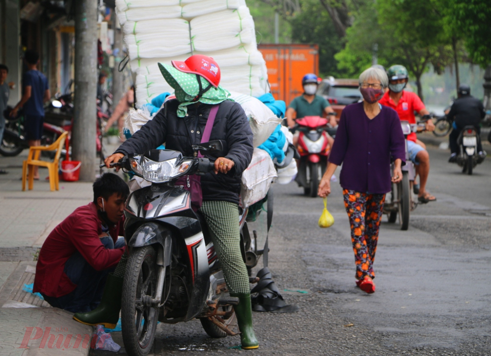 Tại tuyến phố Hùynh Thúc Kháng một thời nổi tiếng ở xứ Huế một thời về buôn bán ngư lưới cụ cho ngư dân nay hoạt động giao thương giảm hẳn