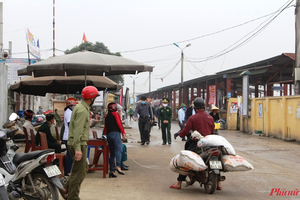 Lập chốt, dùng dây thừng kiểm soát người ra vào cảng cá